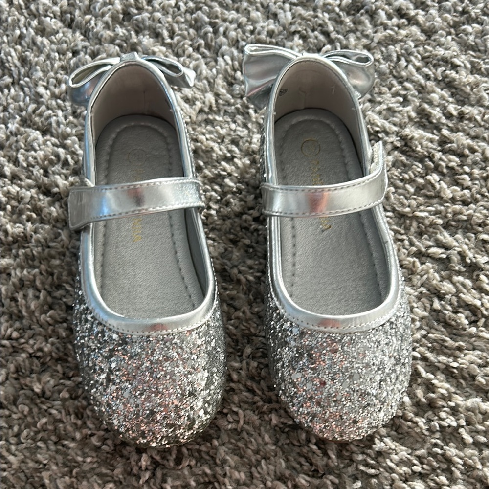 Toddler girls size 10 silver sequin dress shoes with bow detail on back